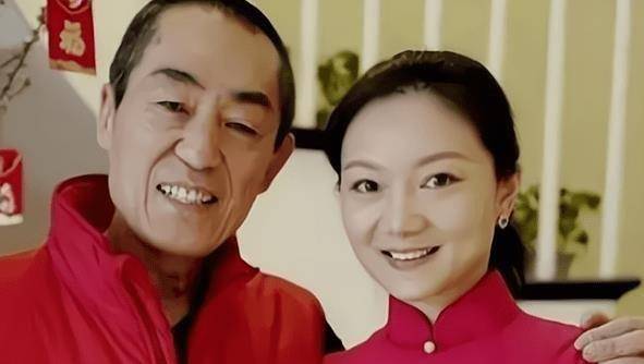 原来张艺谋一家五口雪地里打架,老婆笑起来甜甜的,三代人站在一起