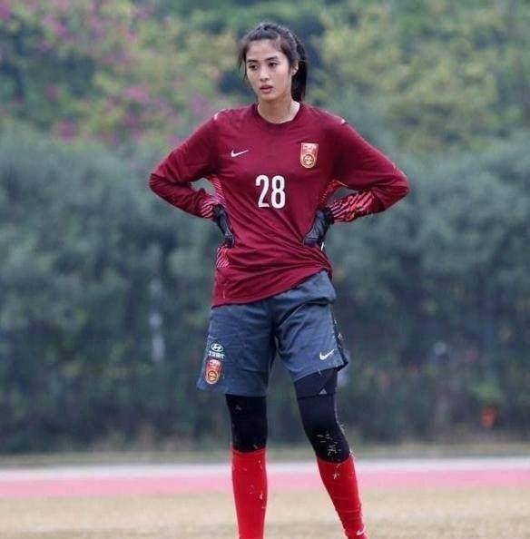 还会嘟嘴卖萌,论美貌一点也不输给与她名字只有一字之差的女星赵丽颖