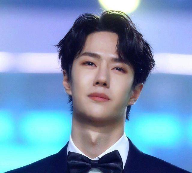 王一博谦逊回应王力宏夸赞,小伊娃火速蹭热度:我家的_孩子_开心_内心