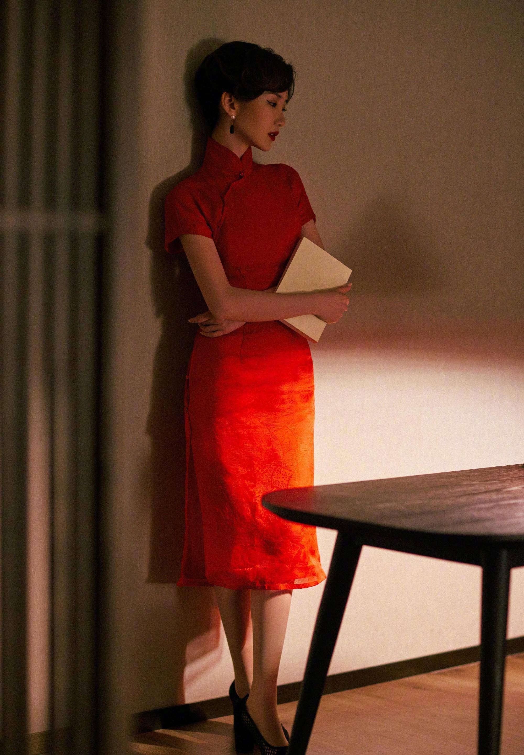 毛晓彤港风旗袍造型,高挽头发扎复古红唇,迷人眼神_时尚_港式_显得