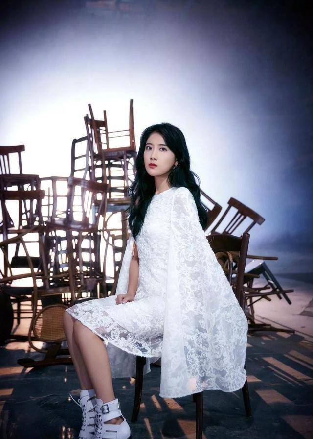 23岁李艺彤蕾丝纱裙萝莉甜美气质_穿着_风格_一身