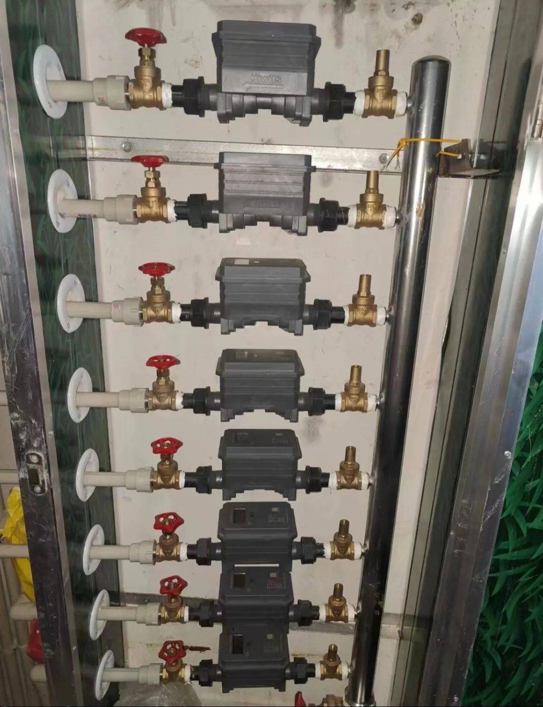 在多个地区的一体化项目实施中,旧城改造和农村入户同步进行智能水表