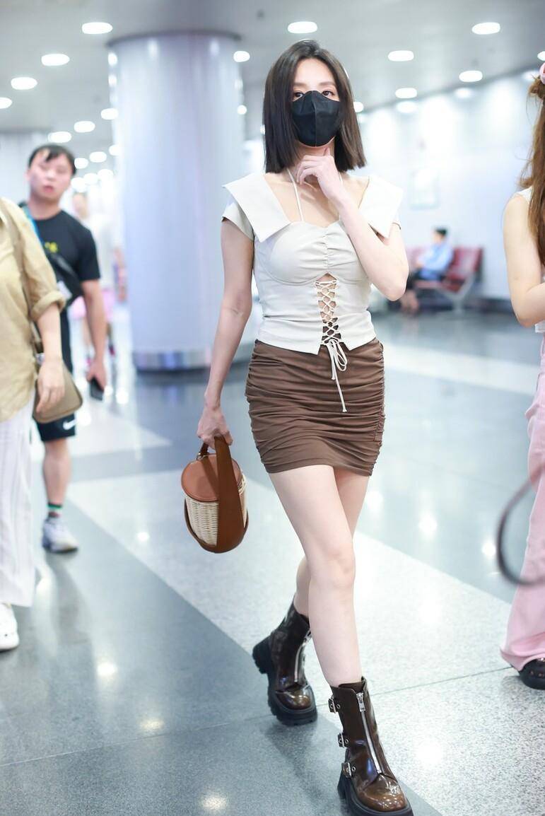 李一桐终于"长肉"了,她穿着渔网背心和紧身裙,看起来好胖啊!