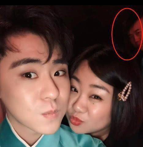 张云雷在舞台上演出时喊一声"媳妇?"台下女粉们应道"唉!"到底谁吃亏?