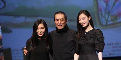 张艺谋妻子晒照,70岁老谋子与19岁儿子玩游戏,像个孩子一样!