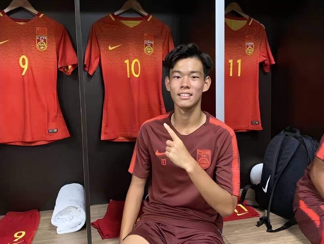 皮克的球队夏窗外援首签诞生:19岁中国前锋,来自山东泰山_何小珂