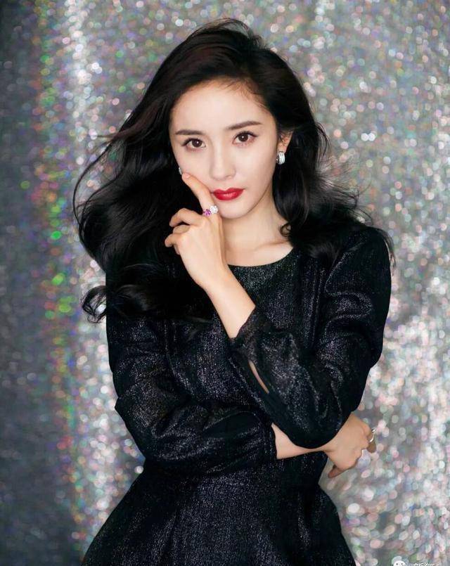 对于她来说,开心就是哈哈大小,伤心就是张嘴大哭,杨幂的演戏思维已经