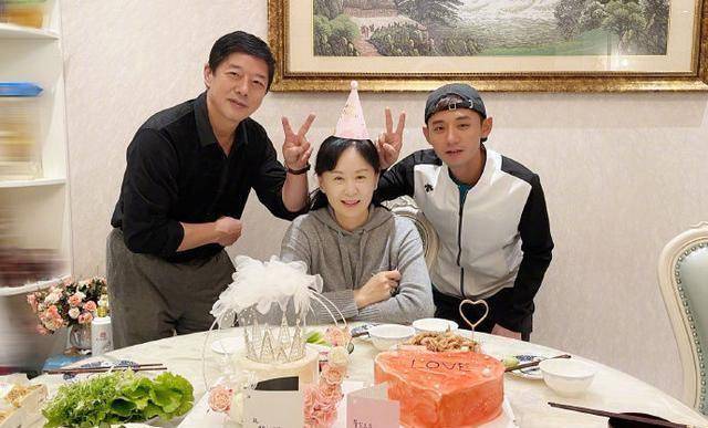 张继科晒全家福,妈妈皮肤白皙颜值高,父子俩顽皮比剪刀手_孩子_年纪