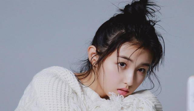 张子枫吻戏上热搜,没想到荧屏初吻竟被梁靖康夺走!_电影_演技_冯小刚