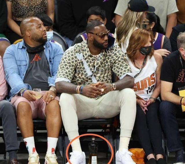 詹姆斯高中球衣拍出天价,湖人队引援迎利好,雷阿伦出交通意外_头盔_1