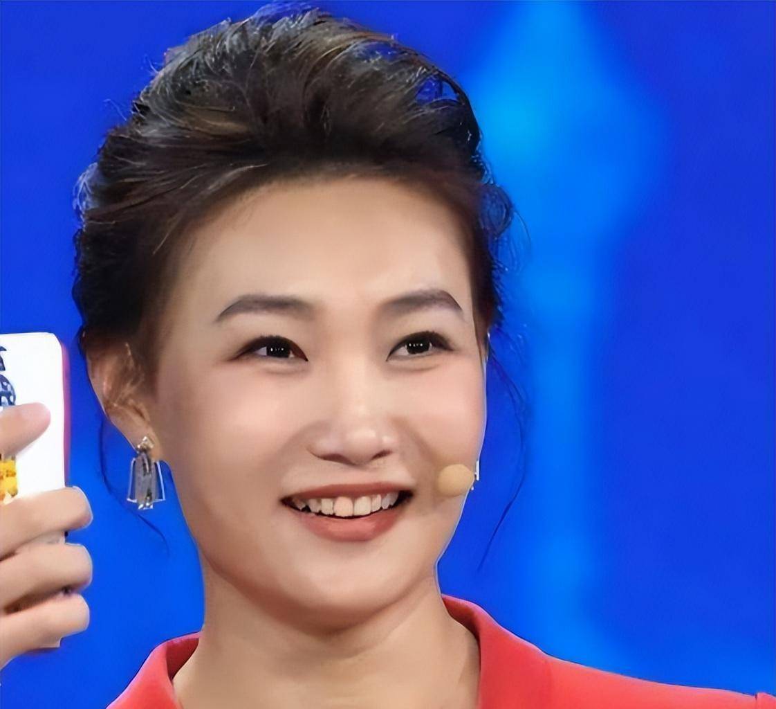 央视女主持李梓萌:"贷款上班"20年,46岁仍单身,她到底追求什么_女儿