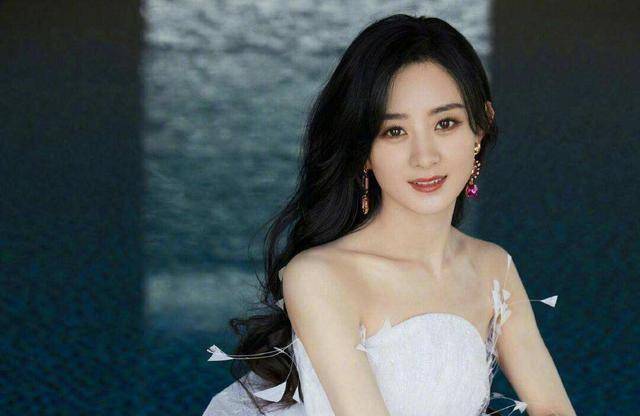 颖火虫陪伴赵丽颖长达十六年之久,表示"萤火虫的光亮虽