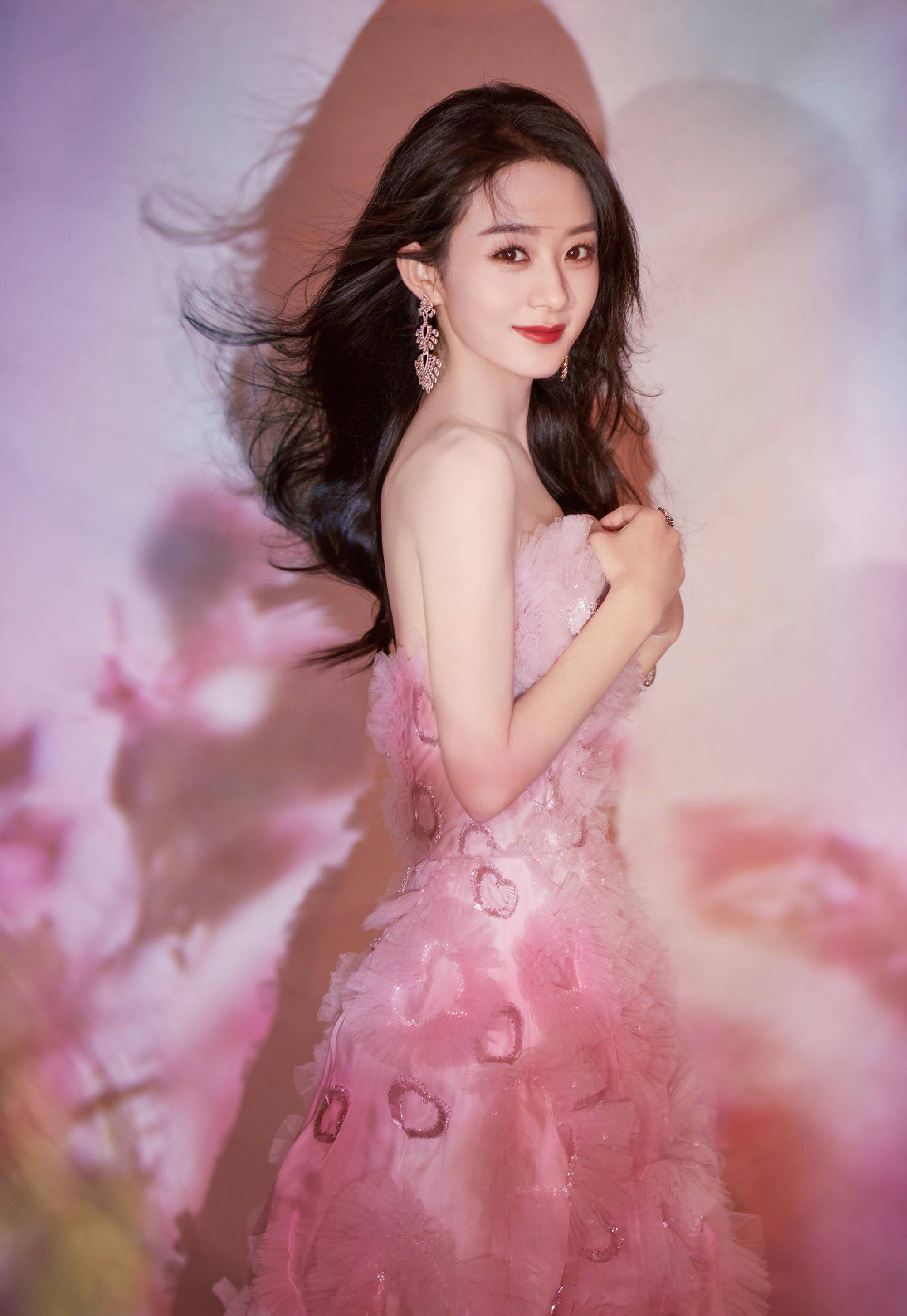 赵丽颖挑战国风造型,手拿纸伞气质惊艳,网友:把美打在公屏上～_颖宝