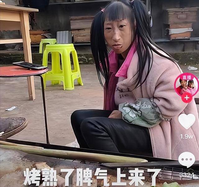 袖珍人小晓原名陈小晓,出生于四川一个贫困家庭,是一名先天性侏儒症