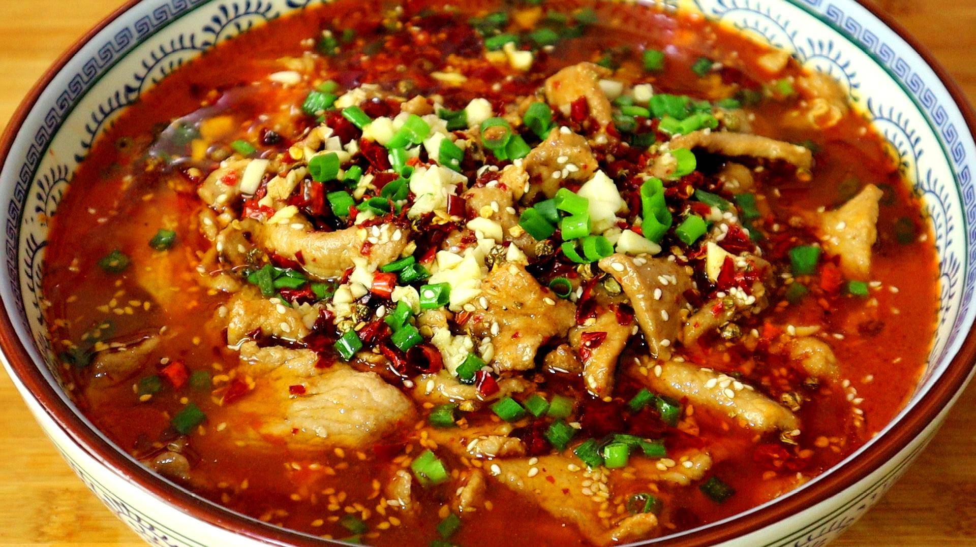 三,水煮肉片4,起锅热油,放入一半的番茄进去翻炒片刻,加入适量盐,继续