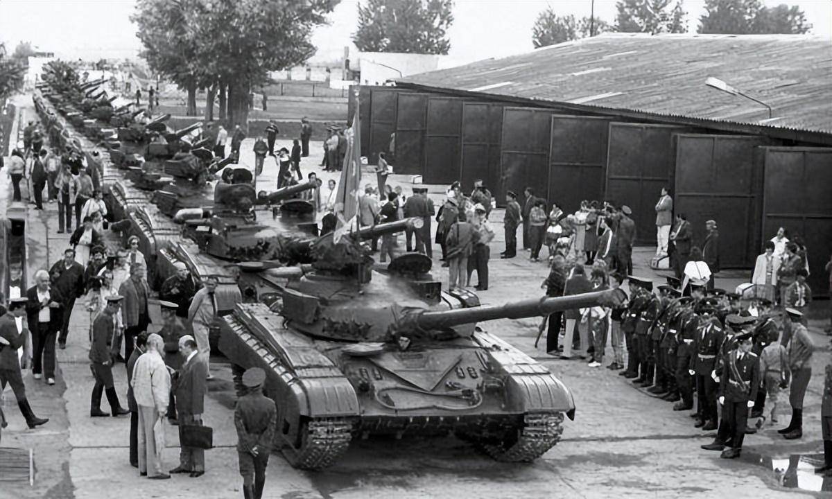 例如在归还旅大港的时候,他们将封存的老装备一并卖给了我国.