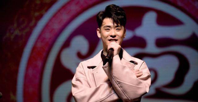 之后被人民日报和央视等官媒一起点名批评之后就老实了,张云雷不认为