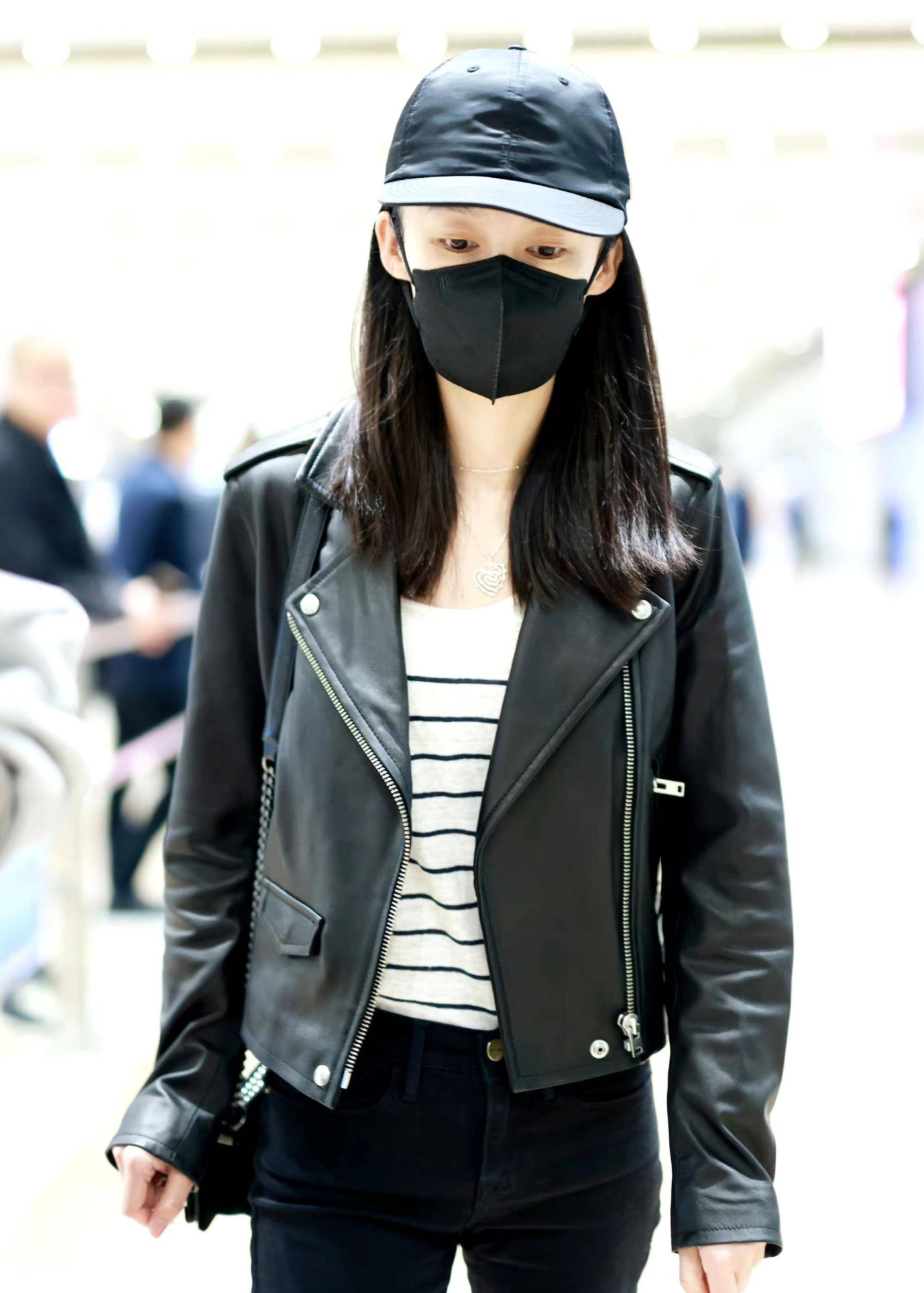李沁现身机场,身穿黑色皮夹克搭配小黑裤,帅气又干练!_时尚_造型_身材