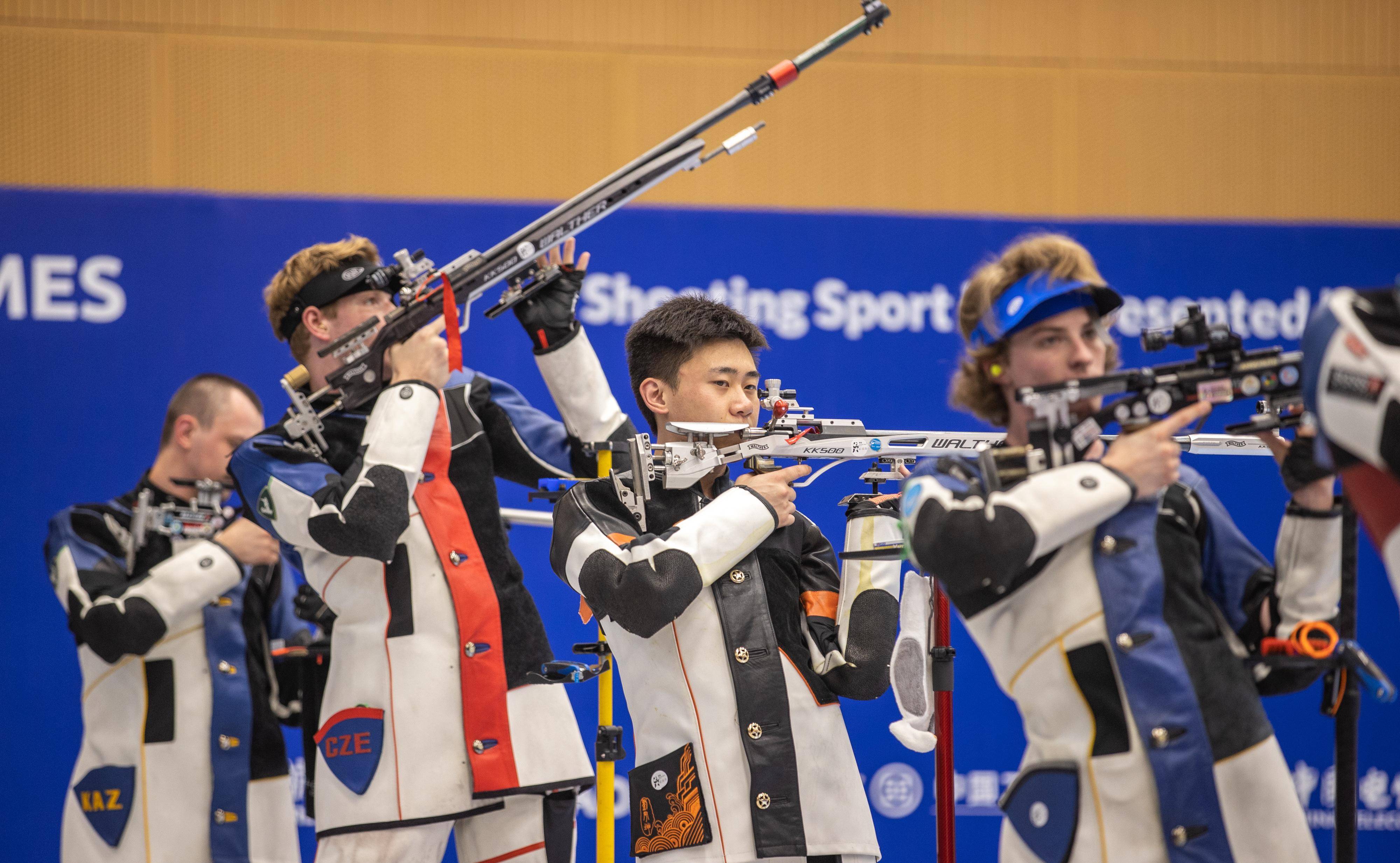 (成都大运会)射击-男子50米步工具三种姿势决赛赛况_刘宇坤_黄伟_进行