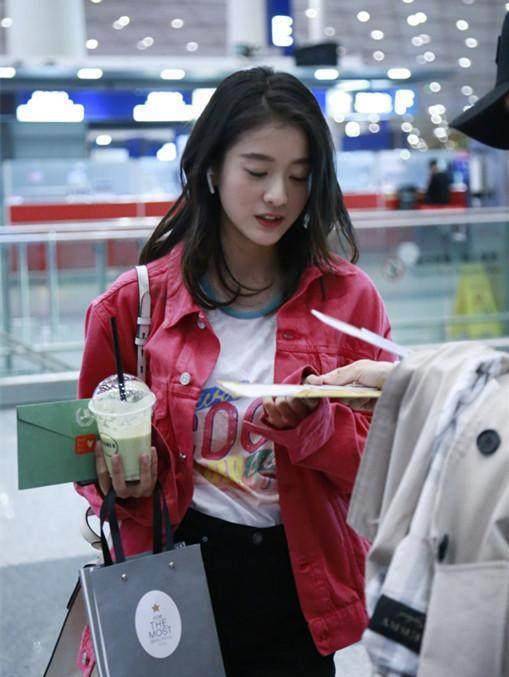 张雪迎到机场,有必要打扮得这么帅吗?_关晓彤_棉大衣_青春