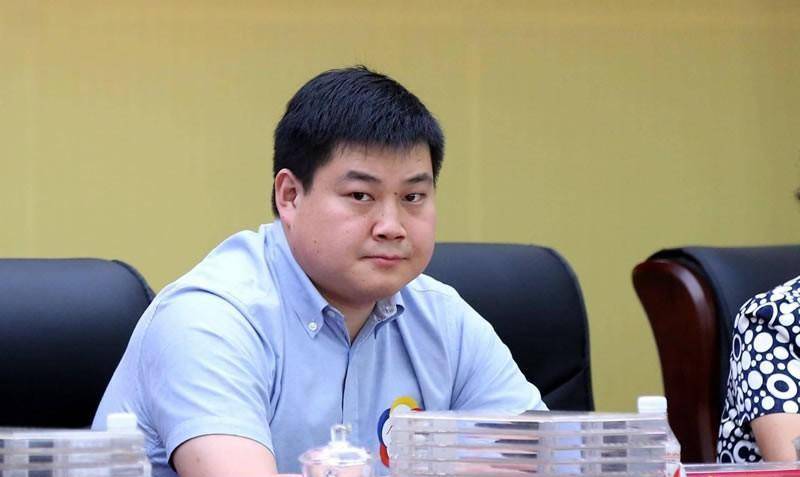 娶自己的学生,超生二胎丢掉铁饭碗,二胎长大后回报千亿_严介和_严昊