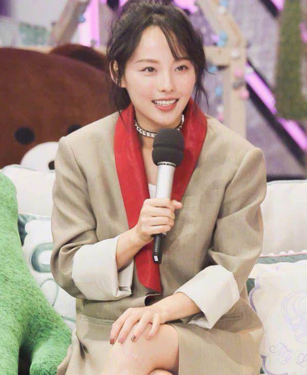 张嘉倪西装外套参加《天天向上》挺六个月孕肚依然和小公主一样_老公