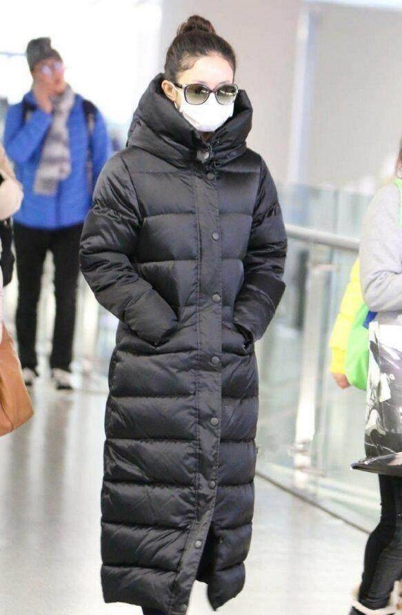 赵丽颖穿羽绒服还可以这么美,简直是时尚界的清流!_黑色_毛衣_白色