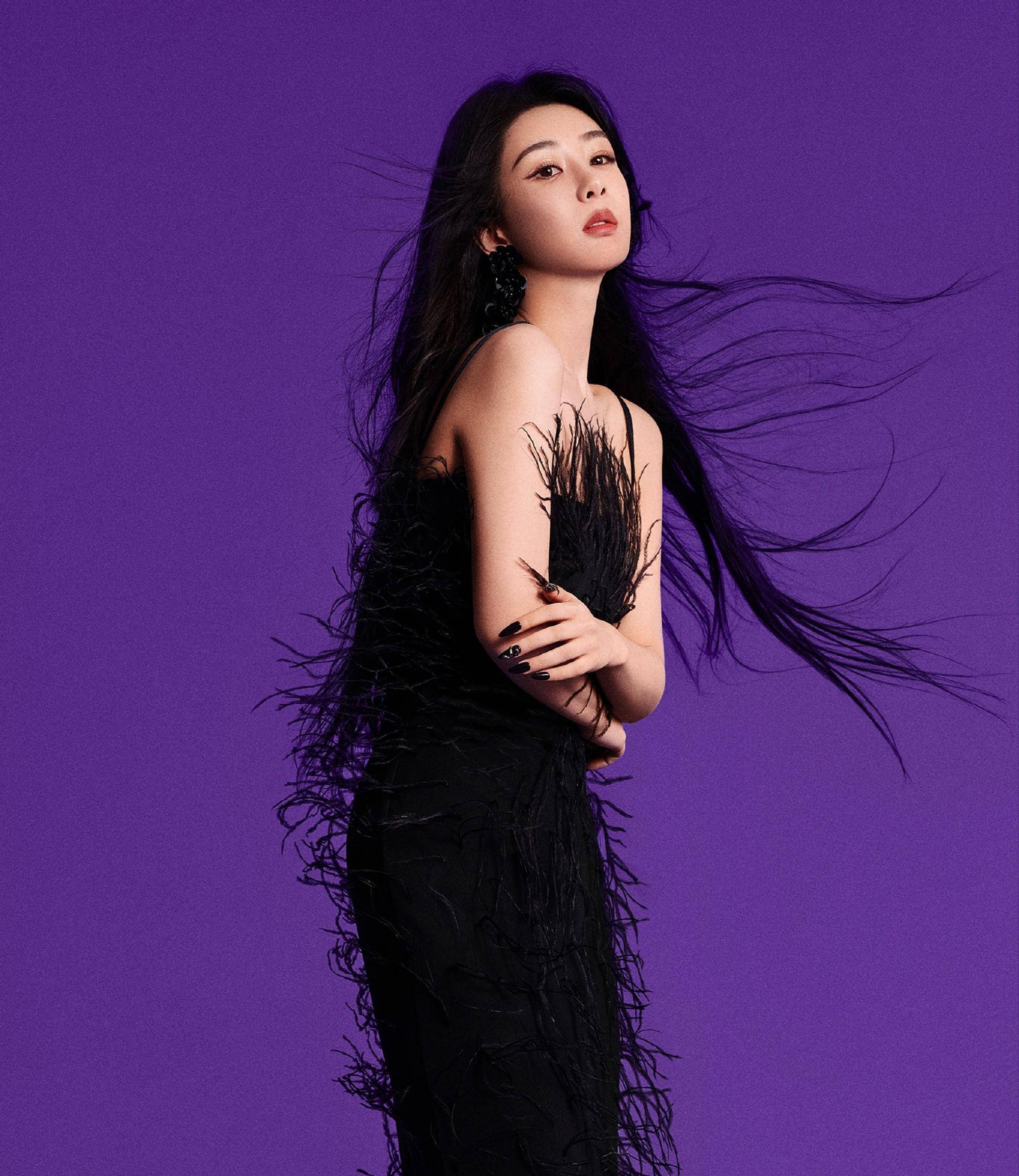 杨紫的流光翅膀大片,黑色复古风,时尚又迷人_封面_侵权_网络