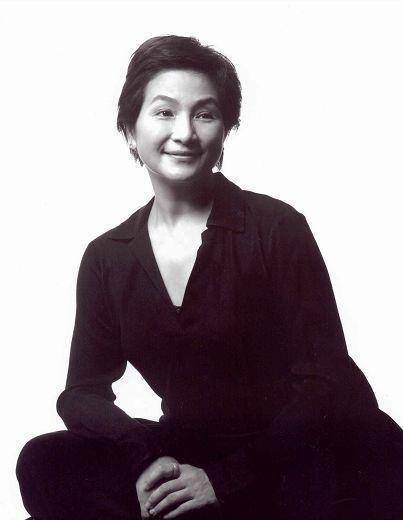 75岁郑佩佩祖孙三代同框,头发花白笑得好开心,母女长得一模一样_母亲