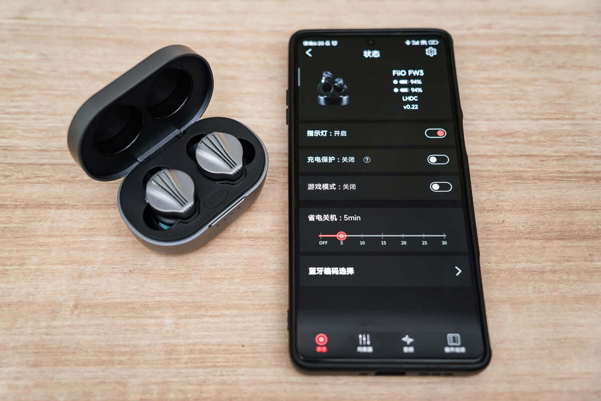 编辑首先,在新机出厂情况下,只需打开充电盒的上盖,耳机拜登亮起后即