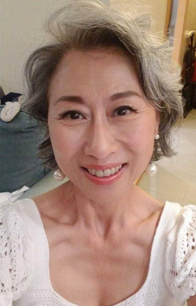 叶倩文迎60岁生日,首晒满头白发照,称希望粉丝接受她的皱纹白发_娱乐