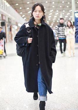 黑色大衣配蓝色牛仔裤,个性十足,高贵冷艳_风格_花色_显得