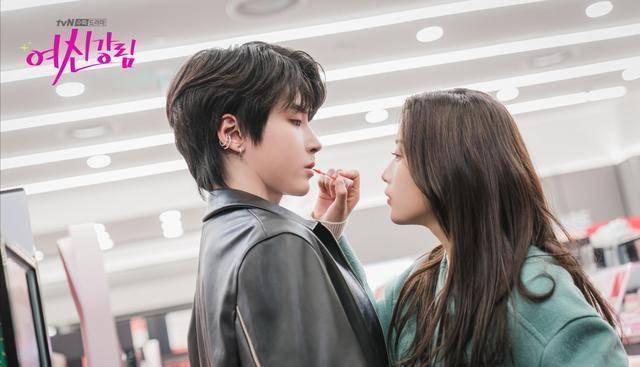 《女神降临》黄寅烨戏外与文佳煐互动时很害羞,但却很黏着车银优_林