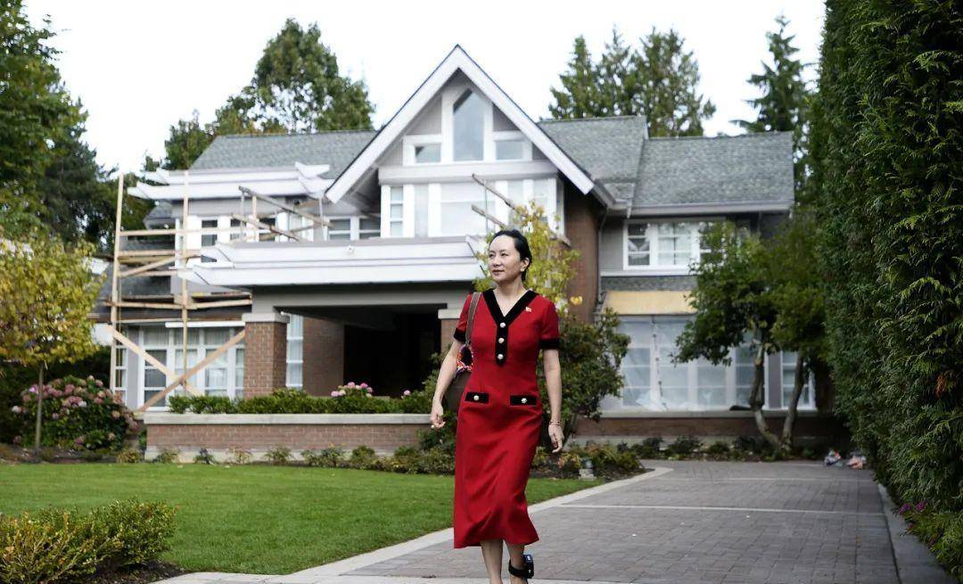 看完孟晚舟的穿搭,发现"真名媛"穿裙子成套,不搭配丝袜_女性_气质