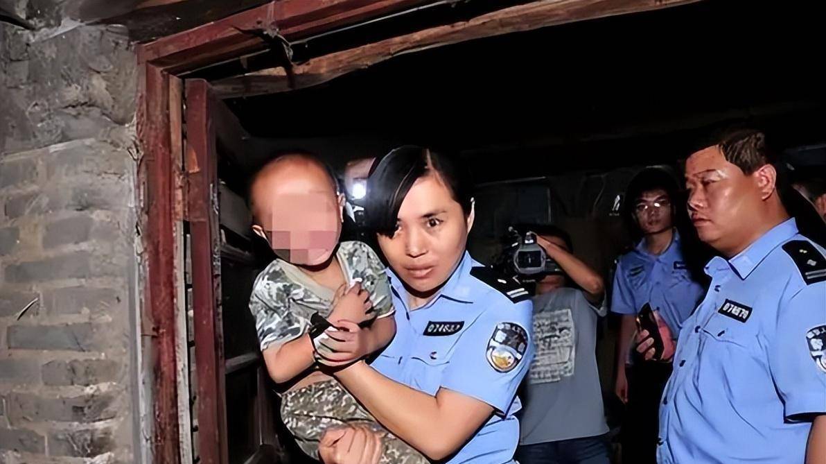 2021年警察见到修车店学徒,随口问了句年龄,听到答案后:不对劲_王元