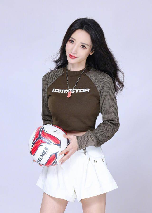 组图:柳岩新写真化身足球宝贝状态青春身材性感_娱乐_微博_紧身