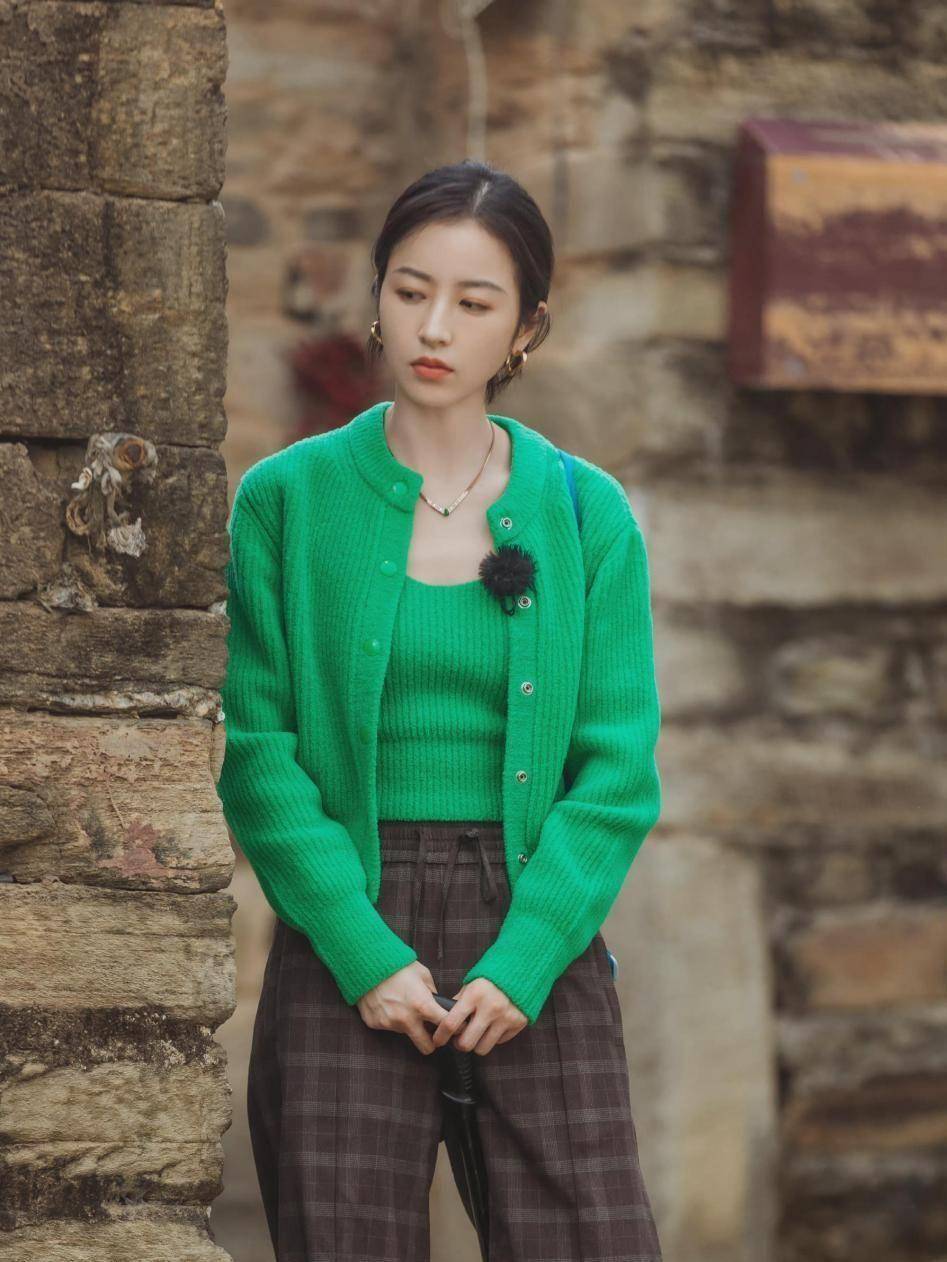 周雨彤的花式穿搭好养眼,几种风格随意切换,造型时髦有范还惊艳_服装