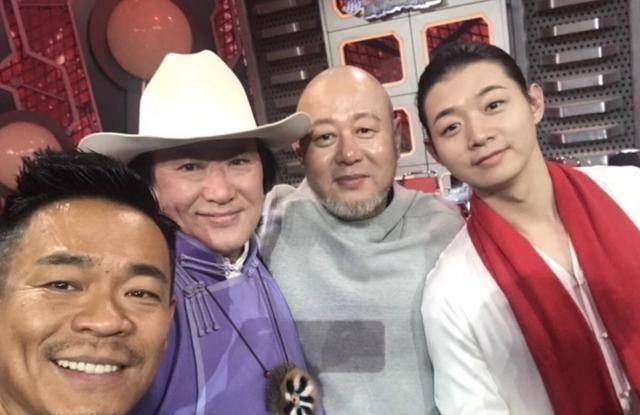 著名歌手火风近照,曾因《大花轿》红遍全国,如今56岁精神健硕_辽宁