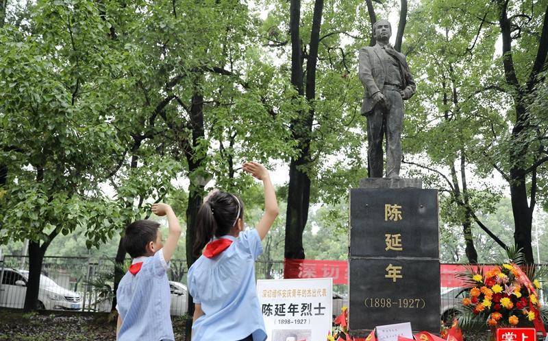 陈延年纪念日太好哭了,堆满鲜花书信,还有人带来他