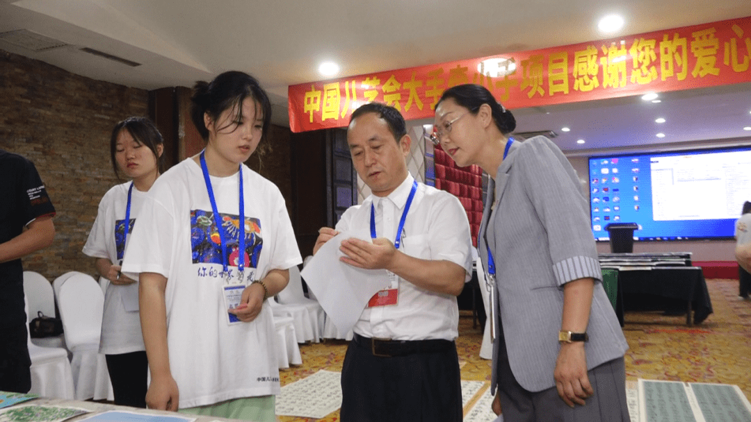 文化艺术基金会大手牵小手项目负责人王智玉,画家陈斐鹏,书法家严浩