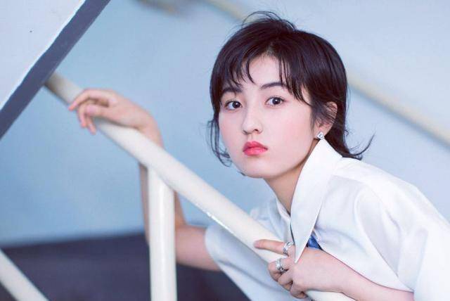 准大学生张子枫再迎喜讯,成为奖项最年轻获得者_生平_特色_变迁