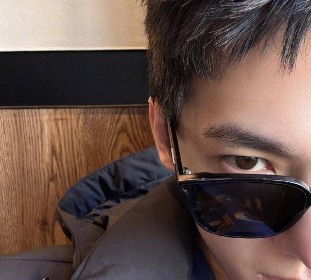 组图:杨洋久违营业自称"黄v守护者"晒怼脸自拍清爽帅气