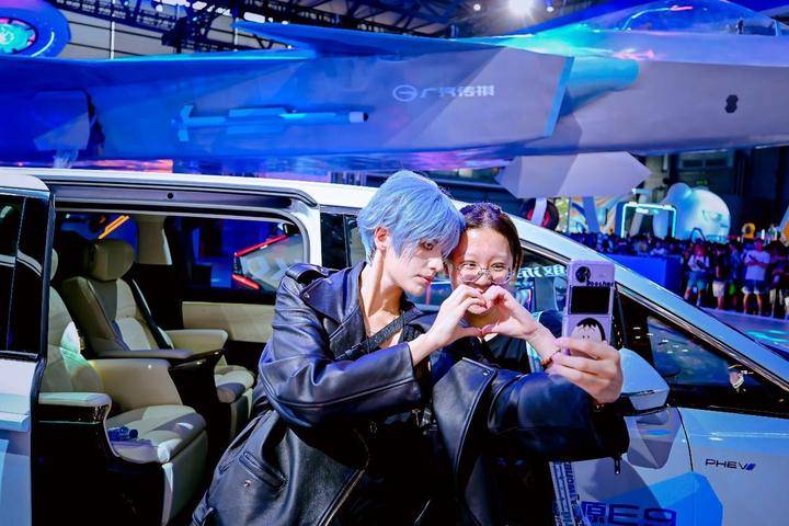 2021年,影豹在chinajoy上市,与年轻用户共玩共创,打响了影家族"出道"