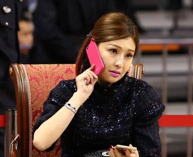 吴迪是广东宏远集团董事长陈海涛的妻子,名副其实的广东队老板娘.