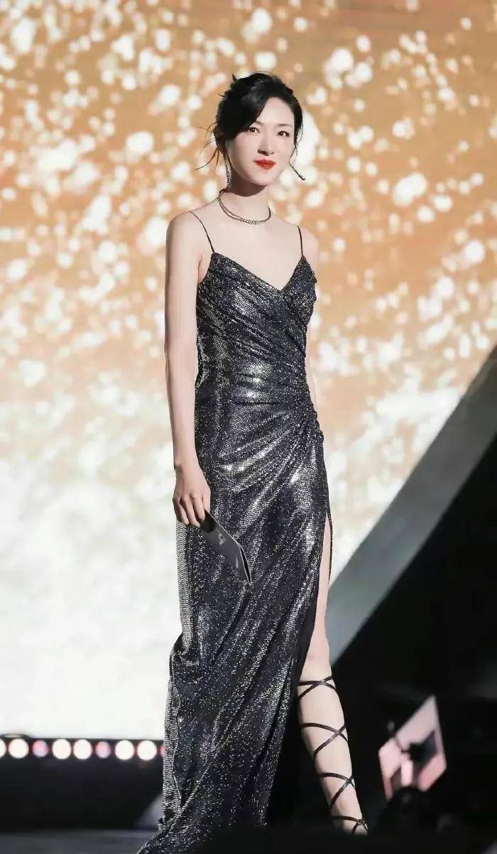 万茜时尚吊带裙亮相,开衩设计大胆挑衅,吸引了大家的目光_造型_魅力