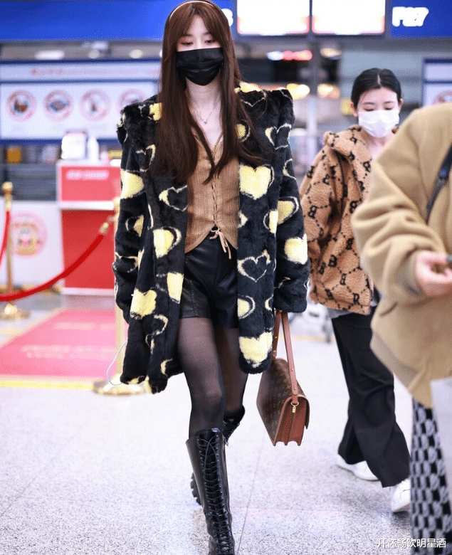 论毁形象制服徐艺洋,黑色丝袜搭配超大外套变身海绵宝宝!_时尚_女神