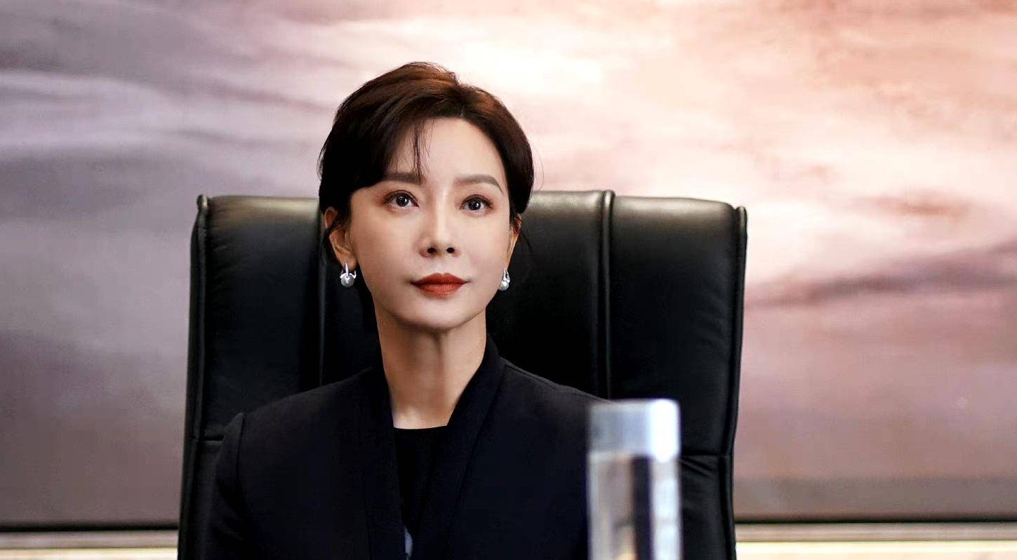 他拿了李毅的钱给米芒,同时又替赵寻把钱还给了李毅,让成功从原告变成