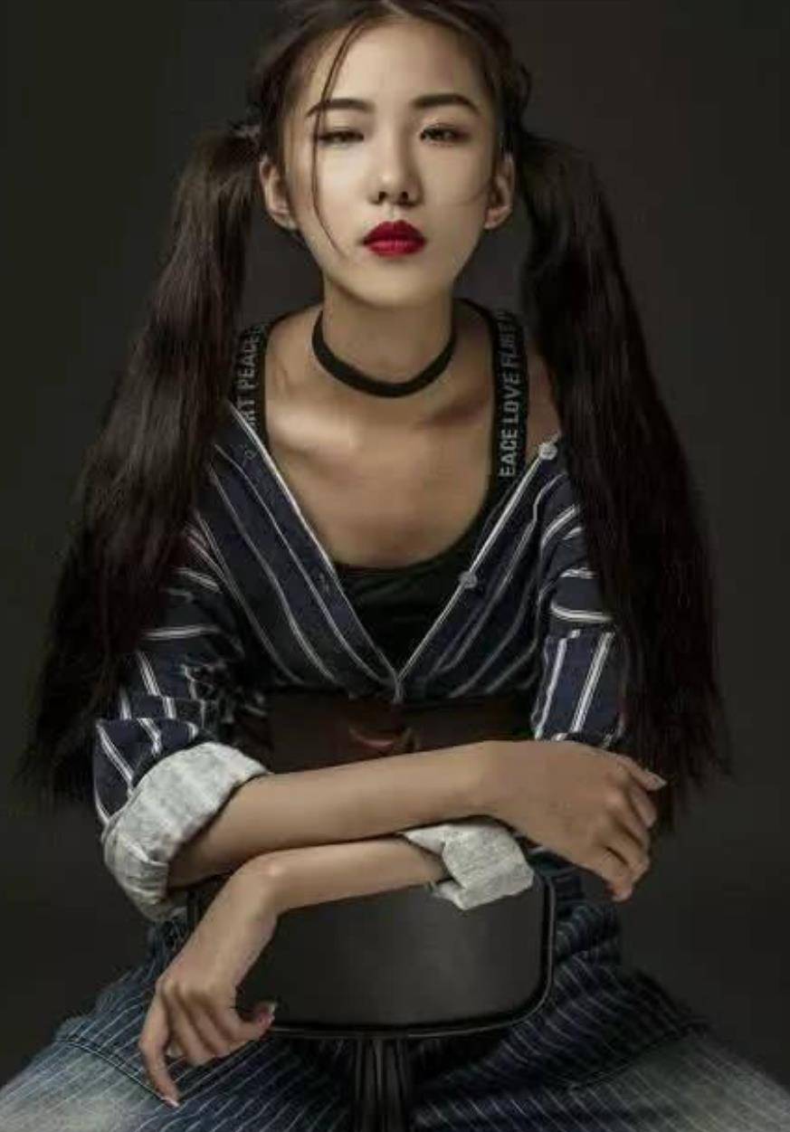 期间,父母因为放心不下她一个人在异国他乡,还跑去法国看望过刘思琦几