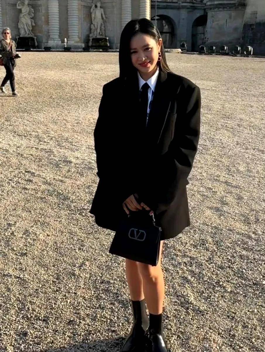 孙艺珍近况8个月去巴黎看秀,穿宽松西装掩饰身材,生图状态显老_网友