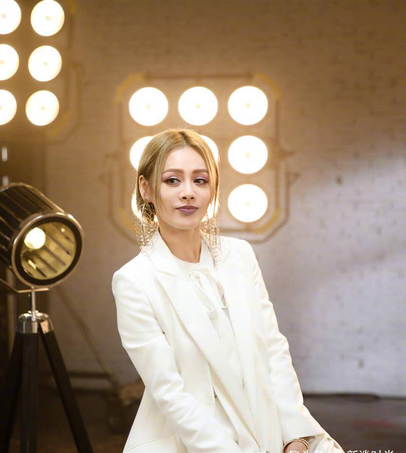 宁静48岁还这么美,染一头金发配浓妆,完全就像个小姑娘_时尚_衬衫